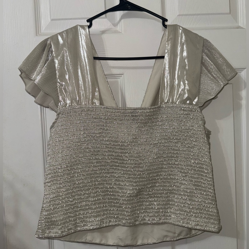 Express Metallic Pleated Flutter Sleeve Cropped Top - Picture 5 of 6